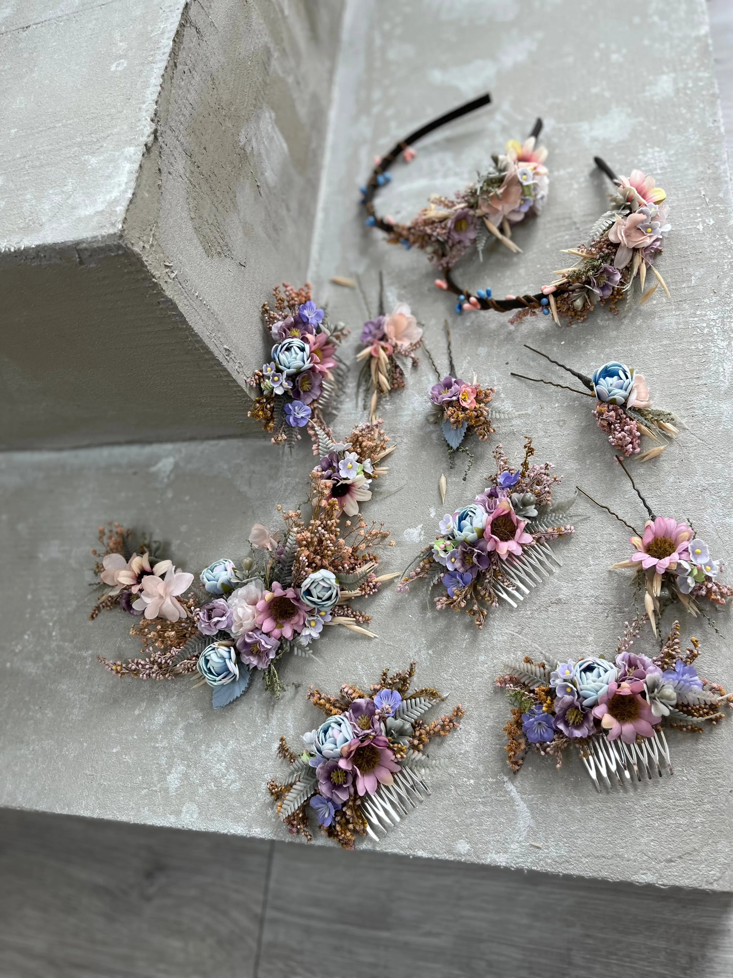 Bridal hairpins in pastel colours
