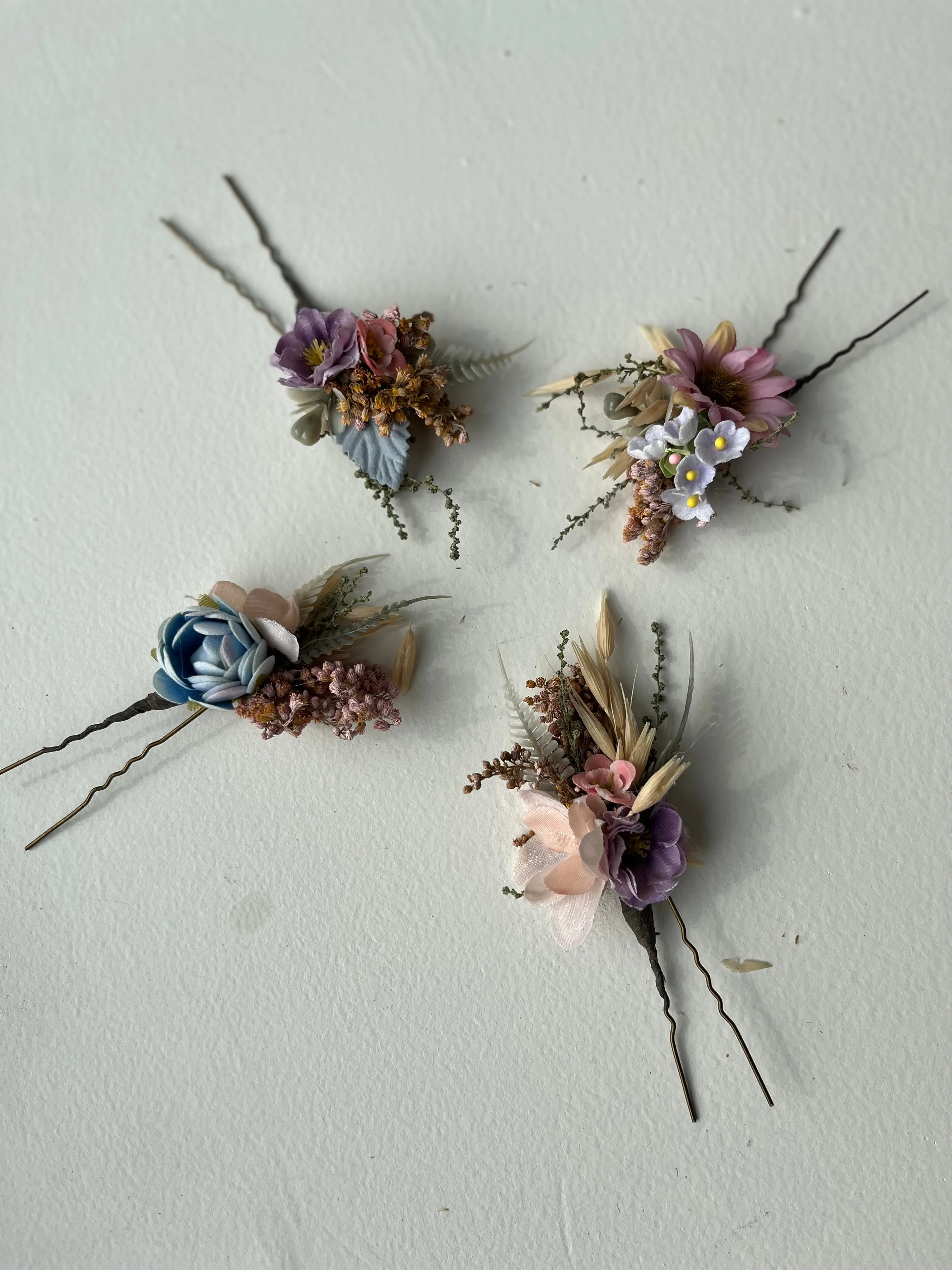 Bridal hairpins in pastel colours