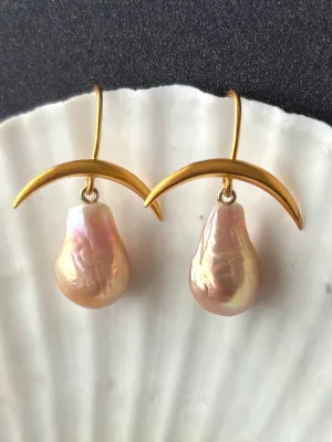 JAPAN KASUMI PEACH DROP PEARLS UNDER THE MOON EARRINGS