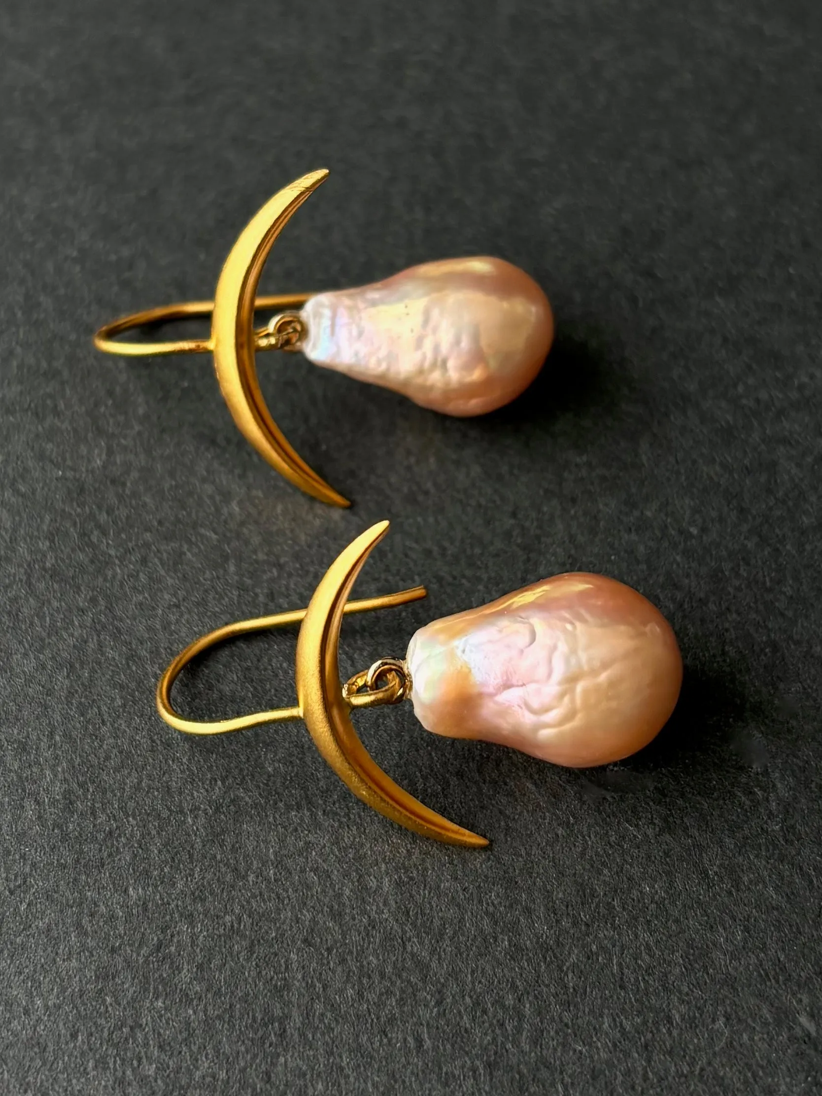 JAPAN KASUMI PEACH DROP PEARLS UNDER THE MOON EARRINGS